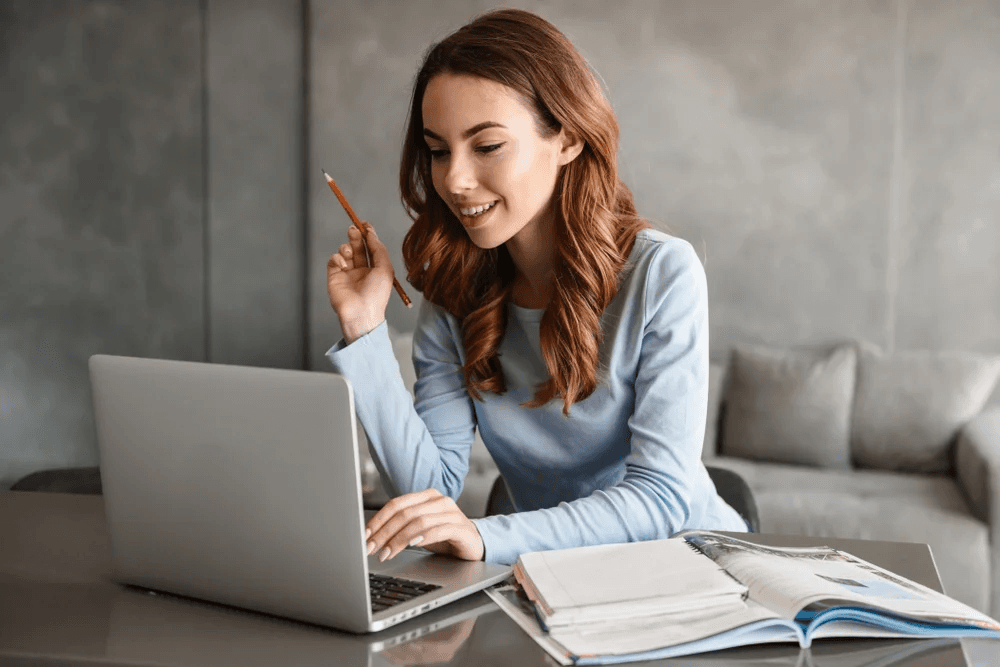 Mulher utilizando computador